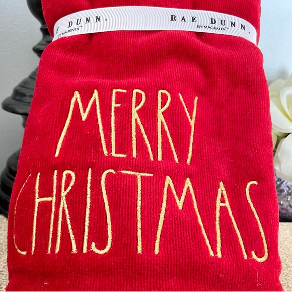 NWT Rae Dunn SET OF 2 MERRY CHRISTMAS Bathroom Hand Towels - Picture 8 of 8